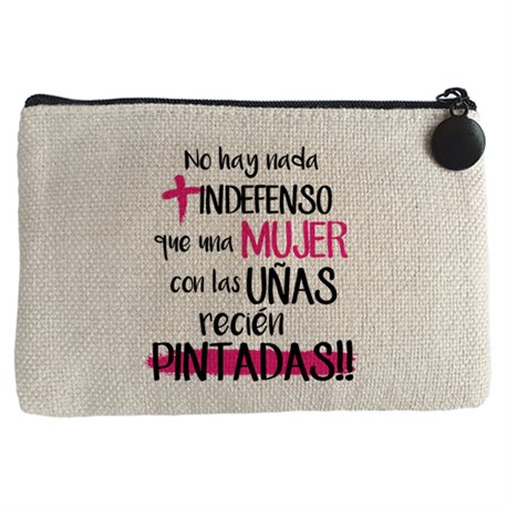 Monedero frase mujer con las uñas recién pintadas