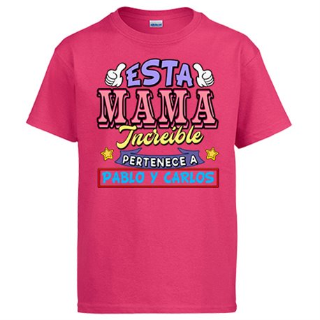 Camiseta personalizable con nombre ejemplo Esta mamá increíble pertenece a Pablo y Carlos