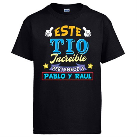 Camiseta personalizable con nombre ejemplo Este Tío increíble pertenece a Pablo y Carlos